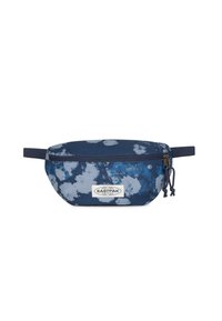 Bolso de cintura de tela azul con un estampado de nubes, que cuenta con un cierre de cremallera y un parche con el logo en la parte frontal. Incluye correas laterales para ajuste.