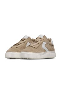 Sneakers in suede beige con accenti bianchi, dotati di una suola in gomma testurizzata, lacci piatti e un design minimalista.