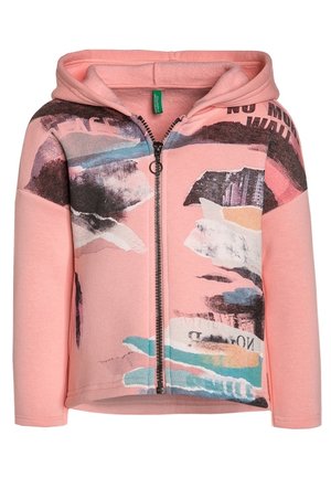 Rosa Kapuzen-Sweatshirt mit Reißverschluss, abstrakten mehrfarbigen, farbigen Malerei ähnlichen Mustern und teilweisem schwarzen Text vorne und an den Schultern.