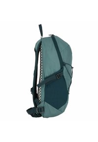 Teal rugzak met een mesh rugpaneel, verstelbare dragen en een ritsopening. Bevat een solide zijpaneel en elastische koorddetails.