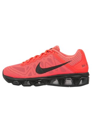 Jasnoróżowy but do biegania Nike z czarnym logo swoosh, siateczkową cholewką i widoczną amortyzacją powietrzną w czarnej podeszwie.