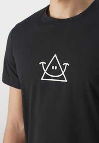 Peak Performance EXPLORE GRAPHIC TEE - Camiseta estampada - black
