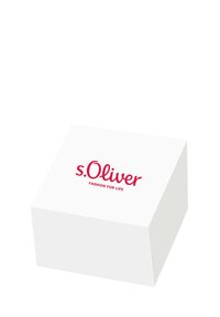 Witte rechthoekige doos met een gladde textuur, waarop het rode logo "s.Oliver" en de tekst "FASHION FOR LIFE" aan de voorkant zijn aangebracht.