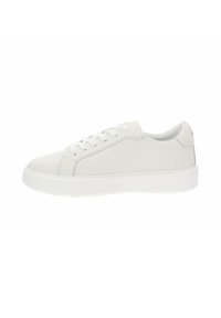 Zapatilla de cuero blanca con textura suave, punta redonda, cordones planos y suela de goma. Presenta un diseño minimalista y detalles de costura sutiles.