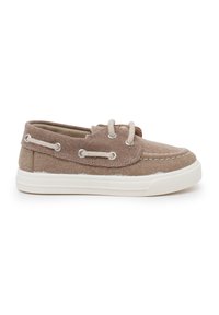 Braune Segelschuhe aus Canvas mit beigen Akzenten, weißer Gummisohle und kontrastierenden Schnürsenkellöchern. Glatte Textur, klassisches Design.