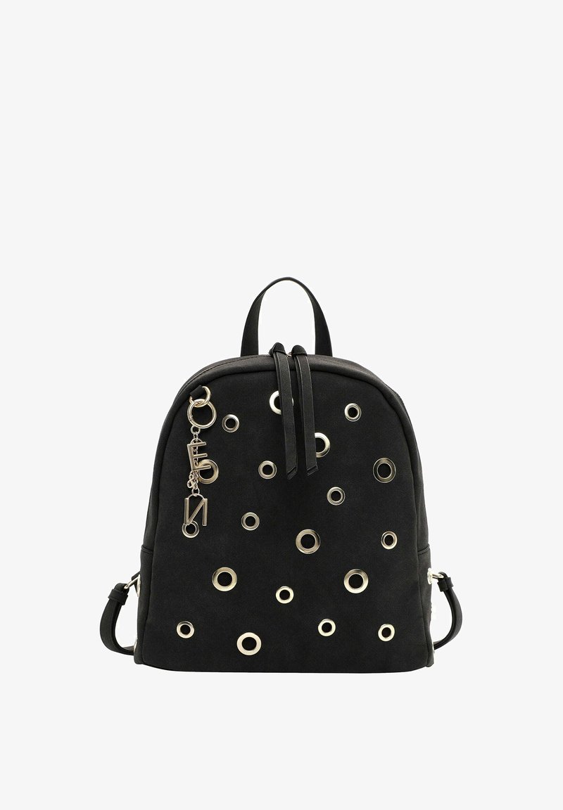 Mochila de ante negro con múltiples ojales metálicos. Cuenta con un asa superior, correas ajustables y un llavero decorativo.