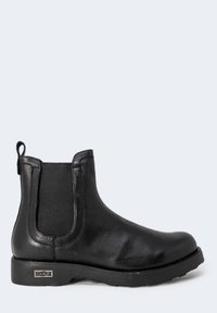 Stivale Chelsea in pelle nera con pannelli elastici laterali, punta rotonda, linguetta e suola in gomma testurizzata. Presenta un accento metallico del marchio sul tallone.