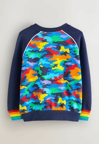 Felpa colorata con motivo mimetico, caratterizzata da una base blu navy, cuciture bianche a contrasto e polsini a costine con strisce rainbow.