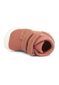 Scarpa per bambino in rete rosa con due strap in Velcro, suola in gomma e punta tonda. Tessuto testurizzato e interno imbottito per il comfort.
