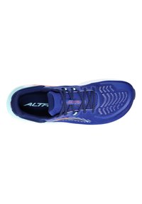 Scarpa sportiva viola con tomaia in rete, lacci tono su tono e suola azzurro chiaro. Presenta motivi testurizzati per traspirabilità e aderenza.