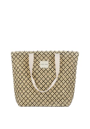 Bolso tote tejido en beige y negro con patrón de diamantes y dos asas de tela beige, con una etiqueta rectangular de la marca en el centro.