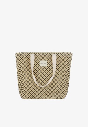 Bolso tote tejido en beige y negro con patrón de diamantes y dos asas de tela beige, con una etiqueta rectangular de la marca en el centro.