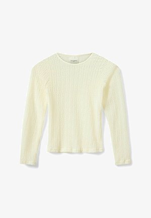 Top de manga larga, color crema, con textura, escote redondo y sutil patrón acanalado vertical.