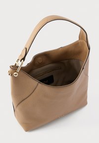 Geantă de mână din piele culoarea cărămizii, cu textură moale, design ușor comprimat, curea simplă pentru umăr și accesorii aurii. Interior cu detalii de buzunar.