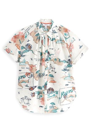Chemise à manches courtes boutonnée avec un imprimé coloré d'une carte de la Riviera présentant des coquillages, des flamants roses, des parasols, des bateaux et des sites côtiers.