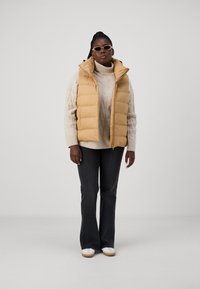 Tommy Hilfiger Curve CASUAL HOOD  - Waistcoat - classic khaki