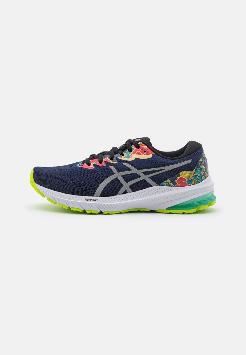 Chaussure de course bleu marine avec lacets noirs, logo gris, motifs floraux, semelle intermédiaire blanche et semelle extérieure ainsi que coussin de talon vert néon.