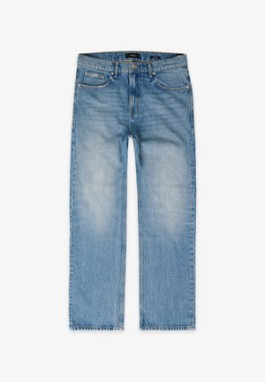 Vaaleansiniset suorat farkut denim-kankaasta. Niissä on viisi taskua, napitus ja kevyt haalistuma kankaan yli.