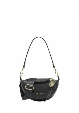 Sac à main demi-lune texturé noir avec bandoulière réglable, fermeture éclair dorée et breloque, avec le logo "Ted Lapidus" sur le devant.