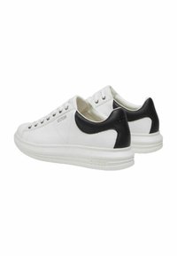Baskets en cuir blanc avec des accents noirs, bout rond et semelle en caoutchouc plate. Présente des détails de marque près du talon et un système de laçage.