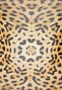 Látka s leopardím vzorem kombinující béžové a černé odstíny, se měkkou texturou a symetrickým vzorem po celém designu.