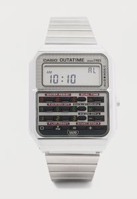 Digitalt armbåndsur med en sølvfarvet rustfri stållænke, rektangulær hvid kasse, stor LCD-skærm og multifunktionelle knapper i rød og sort.