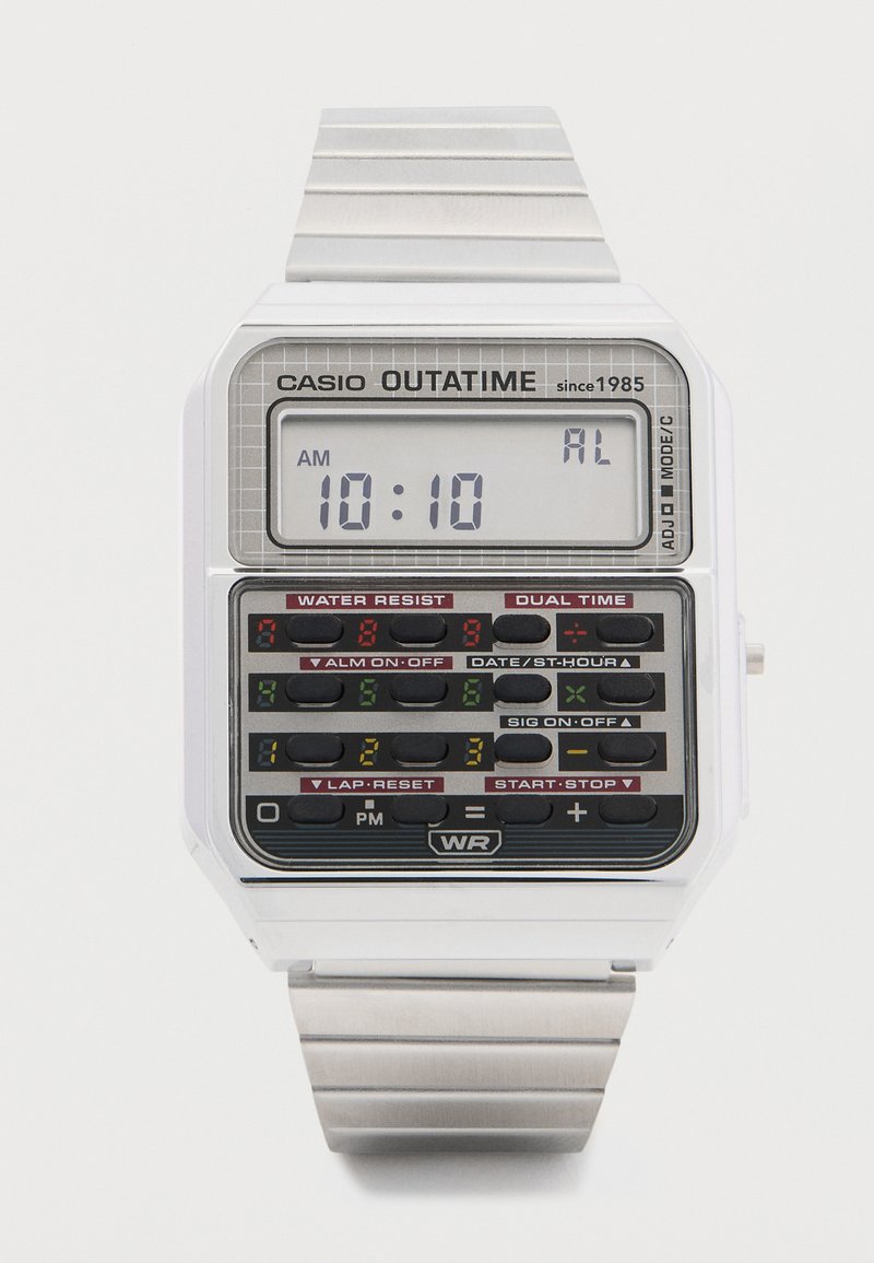 Digitalt armbåndsur med en sølvfarvet rustfri stållænke, rektangulær hvid kasse, stor LCD-skærm og multifunktionelle knapper i rød og sort.