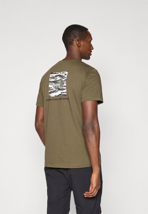 Oliven grøn bomulds T-shirt med korte ærmer, der har et stort sort-hvidt grafisk tryk på ryggen og teksten "NEVER STOP EXPLORING".
