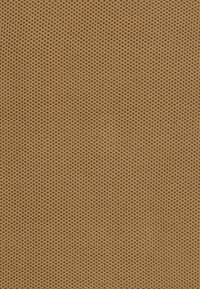 Tissu en maille brun avec un tissage texturé et respirant. La surface présente un motif uniforme en grille, adapté à diverses applications.