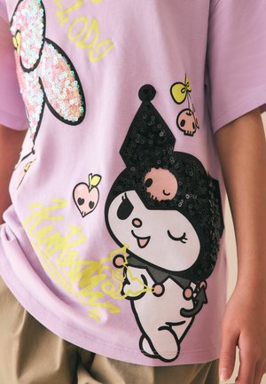 Next, REGULAR FIT - GRAPHIC T-SHIRT  . - Tričko s potlačou - purple kuromi sequin