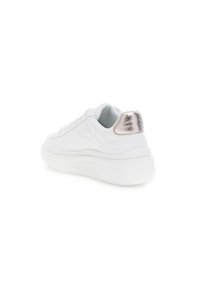Weiße Sneaker mit einem glatten Leder-Obermaterial, strukturierten weißen Sohle und metallischen silbernen Akzenten an der Ferse. Klassisches Schnürdesign.