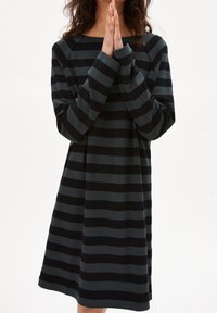 Černé a tmavě šedé pruhované šaty s dlouhými rukávy, volný střih a kulatým výstřihem. Měkká látka s pohodlnou texturou.