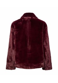 Bordeaux faux fur jakke med en afslappet pasform, lange �ærmer og krave; luksuriøs tekstur og glat overflade uden synlige lukninger.