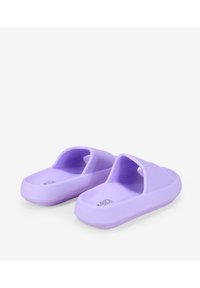 Sandali di gomma viola con punta aperta, cinturini texturizzati e una suola sollevata e comoda.