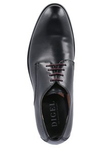 Scarpa da uomo nera in pelle con superficie liscia, punta affusolata e lacci bordeaux. Presenta una soletta marchiata con un design classico.