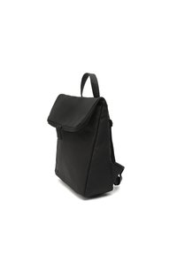 Črn nahrbtnik iz teksturiranega blaga, ki ima zapiralo s pokrovom, nastavljive naramnice in diskreten logotip na strani.