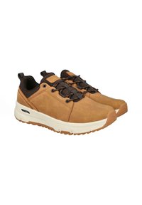 Zapatillas de cuero marrón con parte superior texturizada, cordones oscuros, entresuela blanca y suela de goma. Cuenta con un asa en la parte trasera.