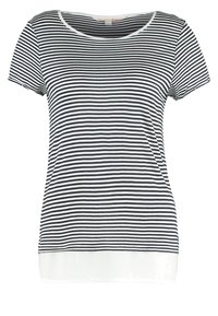 Camiseta de manga corta a rayas blancas y negras con un cuello redondo y un dobladillo blanco, hecha de un tejido ligero y suave.