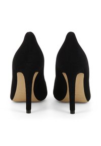 Scarpe con tacco alto in camoscio nero con punta a punta e tacco sottile a spillo, caratterizzate da una texture liscia e una soletta beige.