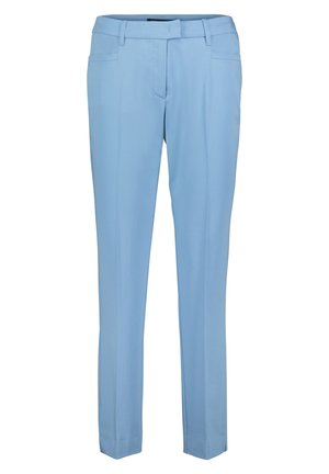 Lichtblauwe op maat gemaakte broek met riemlussen, zijzakken en een voorvak met knoop- en ritssluiting.