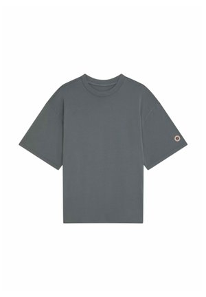 T-shirt gris foncé à manches courtes et col rond avec un petit logo circulaire sur la manche gauche, présenté sur un fond blanc.