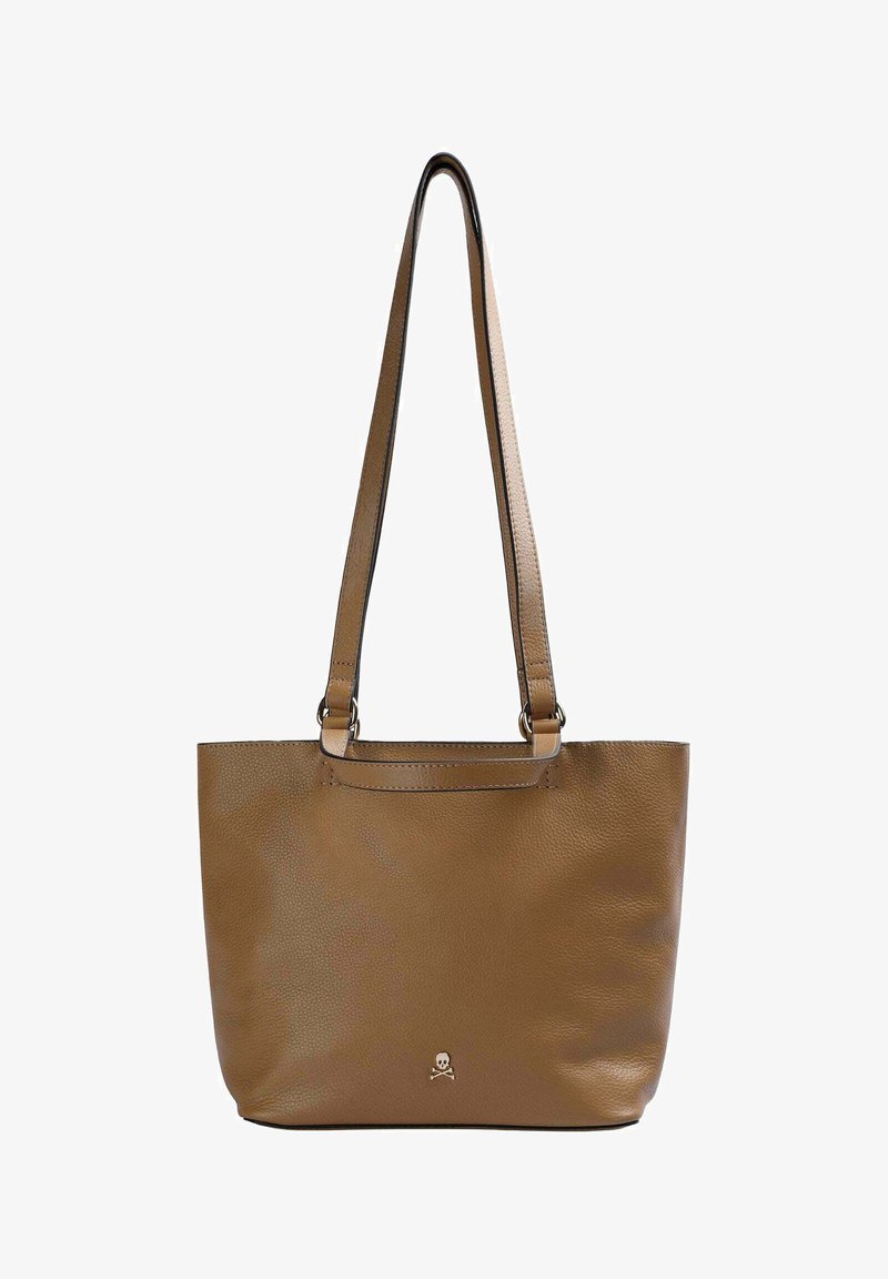 Geantă tote din piele maro cu o suprafață texturată, două curele pentru umăr și un mic logo cu un craniu la bază. Design cu deschidere în partea de sus.