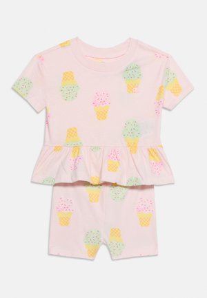 Combinaison rose à manches courtes pour tout-petit avec taille péplum, présentant un motif de cônes de glace en vert pastel, rose et jaune avec des vermicelles.