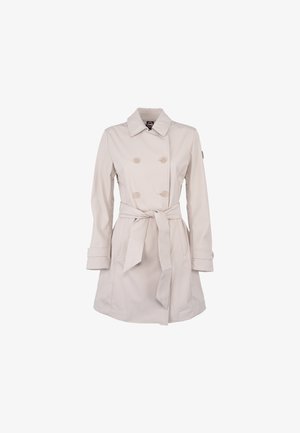 Trench coat doppiopetto beige con cintura annodata, maniche lunghe e colletto a revers, mostrato su sfondo bianco.