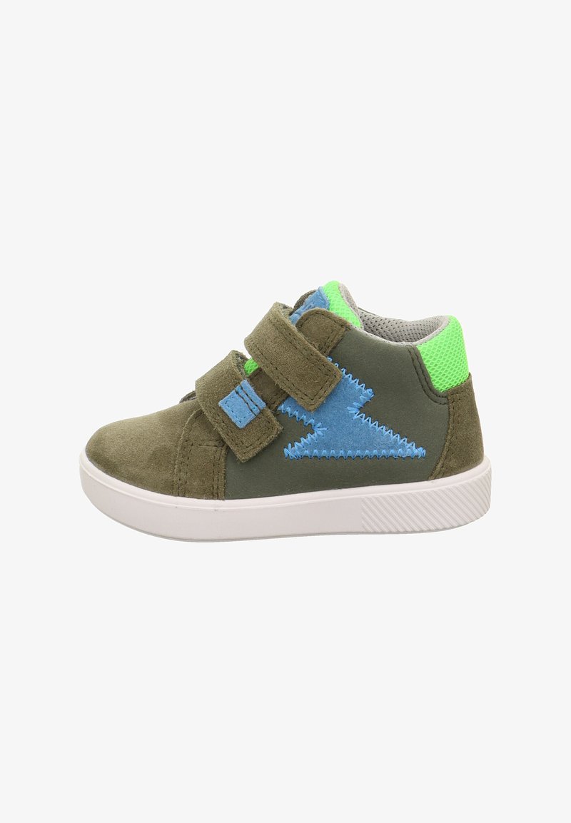 Grüne Wildleder-Sneaker mit blauer Zickzack-Stickerei, zwei Klettverschlussriemen und einem kräftig grünen Mesh-Kragen. Weiße Gummisohle.