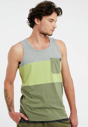 Top in cotone grigio e verde, con design a blocchi di colore orizzontali, dotato di taschino sul petto.