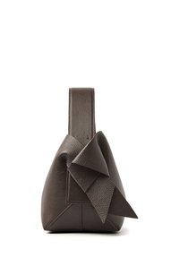 Bruine, gestructureerde leren tas met een driehoekige vorm en een opvallende strikaccent. Voorzien van een stevige schouderband om te dragen.
