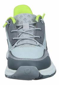 Szare buty sportowe z siateczkową cholewką, kontrastującymi szarymi i neonowo-żółtymi akcentami, wyściełanym językiem oraz płaskimi sznurowadłami. Posiadają solidną gumową podeszwę.