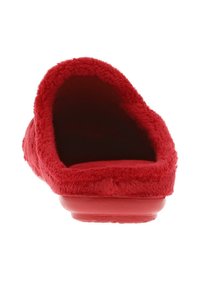 Pantoufle en peluche rouge avec une forme arrondie et un dessus doux et texturé. Le design à enfiler est doté d'une semelle en caoutchouc solide et sans matériel visible.