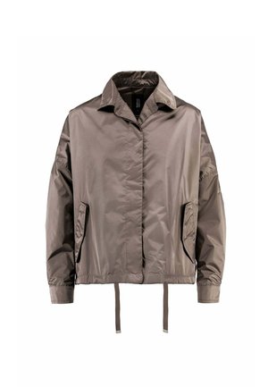 Lekka kurtka w kolorze taupe z długimi rękawami, przednimi kieszeniami, kołnierzem i regulowanymi troczkami u dołu.